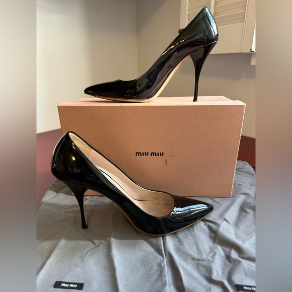 Size 38 1/2 Miu Miu Black Patent Pumps. Perfect! Barely Worn! - Picture 4 of 10
